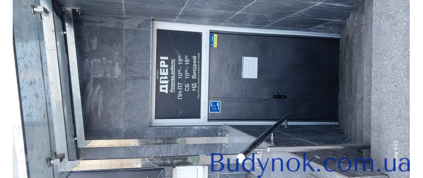 Продаж фасадного комерційного приміщення на шосе Харківське 190, площа 60 кв.м .