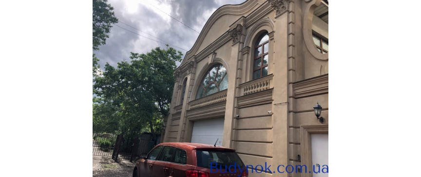 Продам 3-поверховий будинок з унікальним ремонтом, вул. Садова, 66.