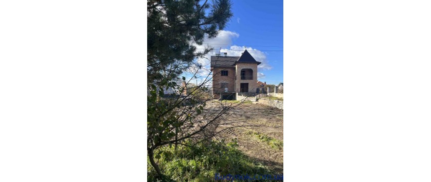 Продаж 3 поверхового будинку з верандою і ділянкою на 14 соток,830кв.м.9 кімнат,вул.Гоголя 121а