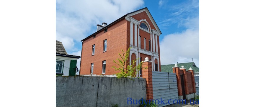 Продам 3 эт. дом 315 кв.м.в с.Новые Петровцы,ул.Свято-Покровская , земли 16.3 сотки