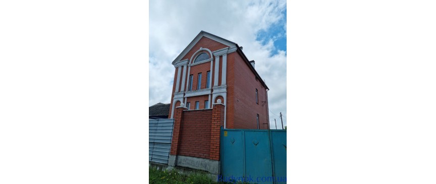 Продам 3 эт. дом 315 кв.м.в с.Новые Петровцы,ул.Свято-Покровская , земли 16.3 сотки
