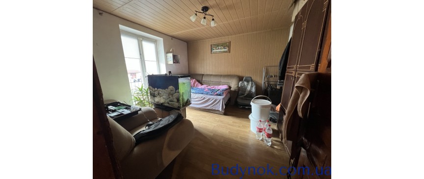 Пропонується комфортна 2-кімнатна квартира на 2-му поверсі малоквартирного будинку, ідеальна для життя або інвестиції під оренду.