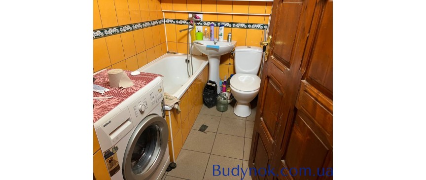 Пропонується комфортна 2-кімнатна квартира на 2-му поверсі малоквартирного будинку, ідеальна для життя або інвестиції під оренду.