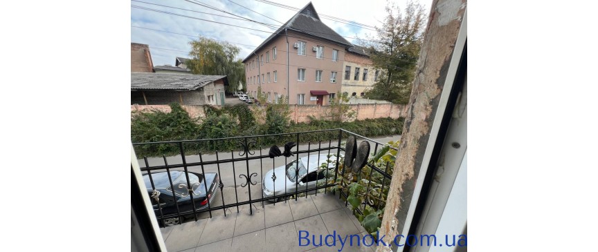 Пропонується комфортна 2-кімнатна квартира на 2-му поверсі малоквартирного будинку, ідеальна для життя або інвестиції під оренду.