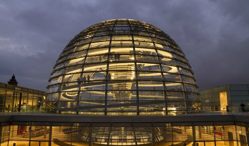 Купол над зданием немецкого парламента